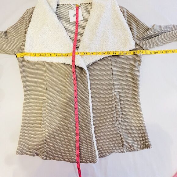 JACK NWT‎ Womens Large Tan Sweater Jacket Faux Fur Collar Open Front Pockets - Picture 7 of 8